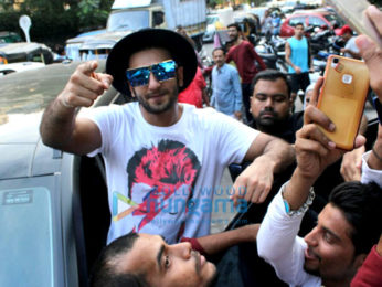 Ranveer Singh snapped greeting his fans