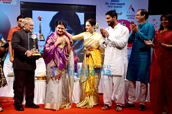 rekha spotted at smita patil memorial award 2