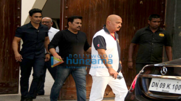 Roshan family spotted having lunch at their residence