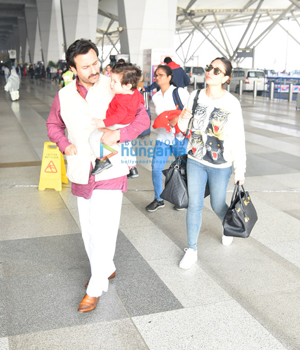 saif ali khan and kareena kapoor khan snapped at the airport 2