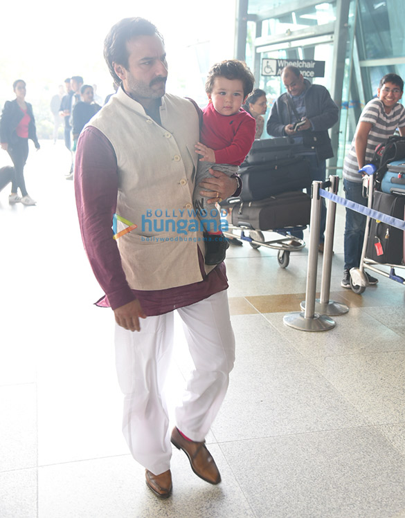 saif ali khan and kareena kapoor khan snapped at the airport 6