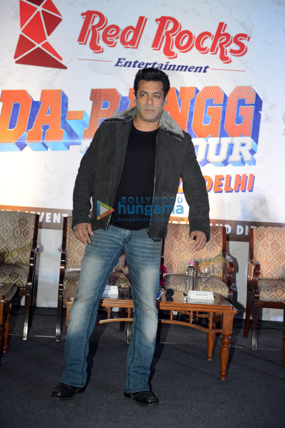 salman khan kriti sanon sonakshi sinha and others at dabangg tour press conference in delhi 8