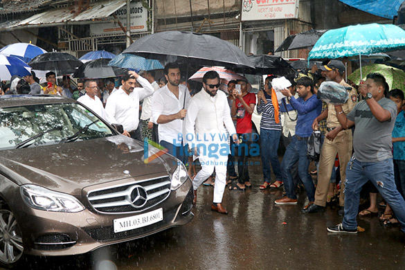 shah rukh khan amitabh bachchan abhishek bachchan ranbir kapoor and others attend the funeral of the late shashi kapoor1 5