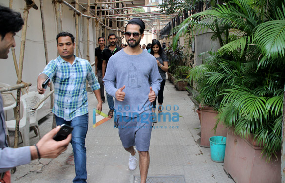 shahid kapoor snapped at a salon 1