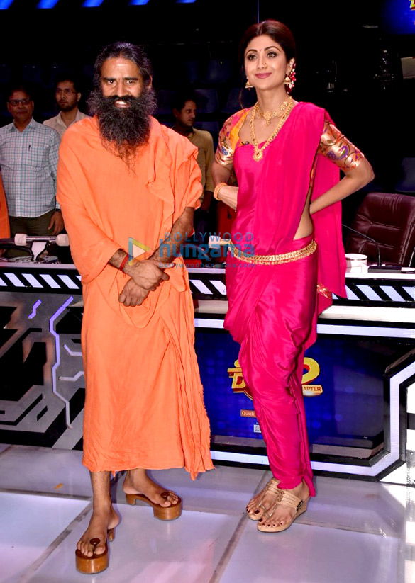 shilpa shetty and baba ramdev on the sets of super dancer 2 4