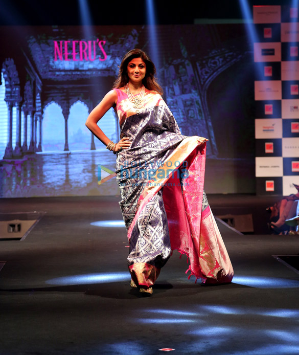 shilpa shetty walks the ramp for neerus 4