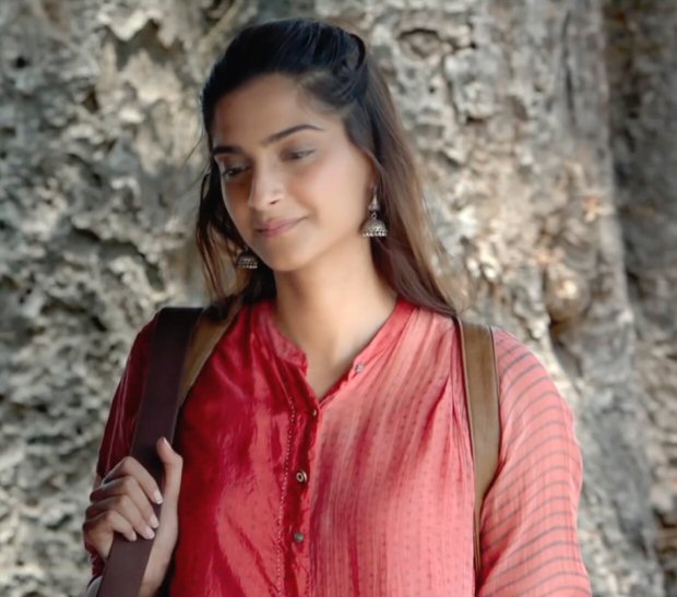 Sonam Kapoor channels elegance and simplicity as Rhea Kapoor in Padman (2)