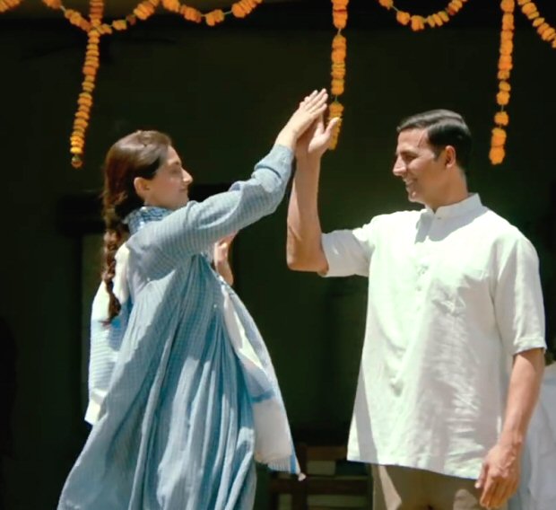 Sonam Kapoor channels elegance and simplicity as Rhea Kapoor in Padman (3)
