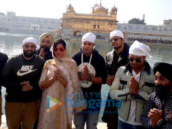 Team of 'Fukrey Returns' visits Golden Temple in Amritsar