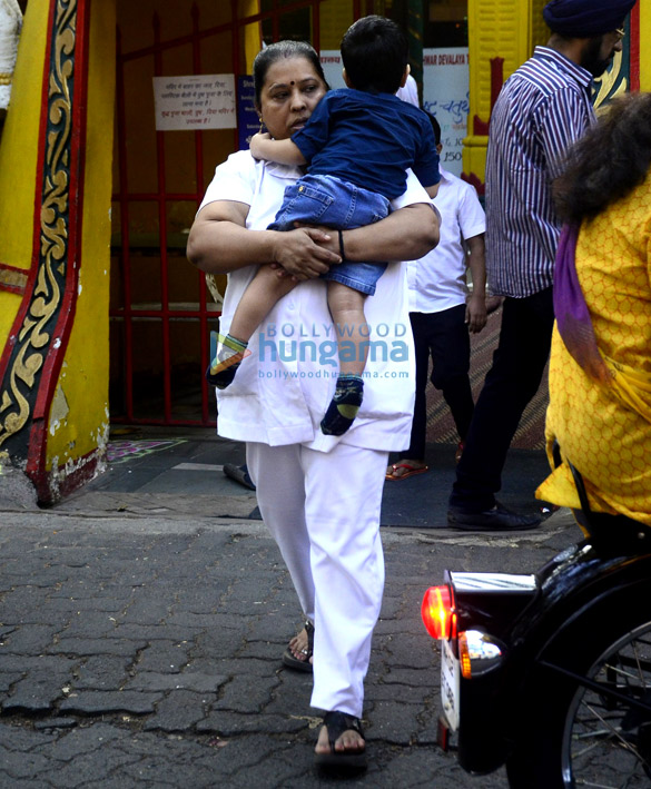 tusshar kapoor and baby snapped at juhu shani temple 2