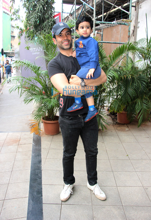 tusshar kapoor snapped with his son 1 2