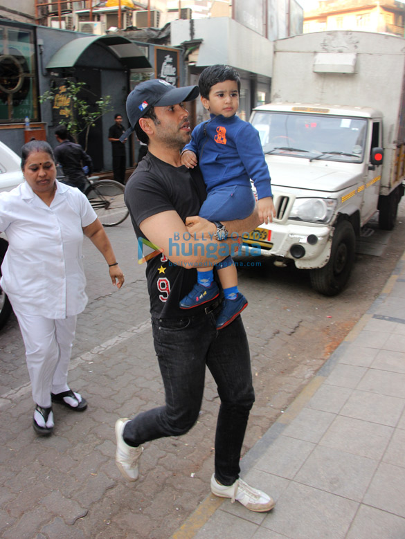 tusshar kapoor snapped with his son 3 2