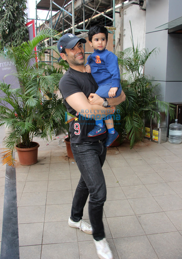 tusshar kapoor snapped with his son 4 2