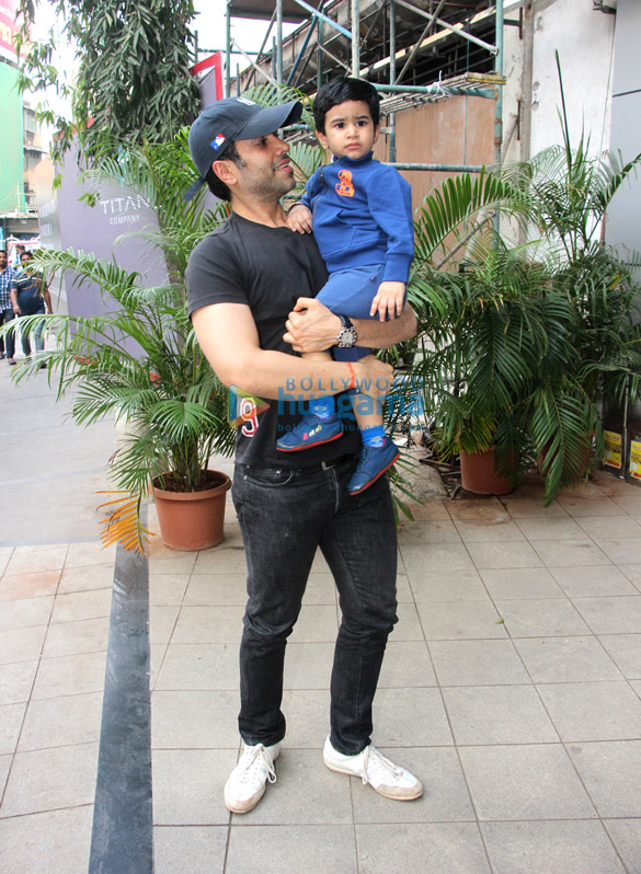 tusshar kapoor snapped with his son 5 2