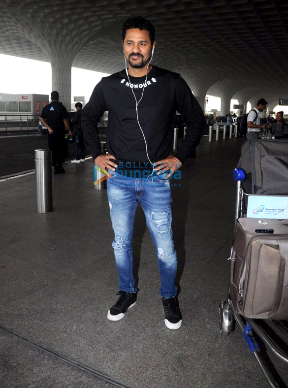 varun dhawan kriti sanon and others snapped at the airport 5