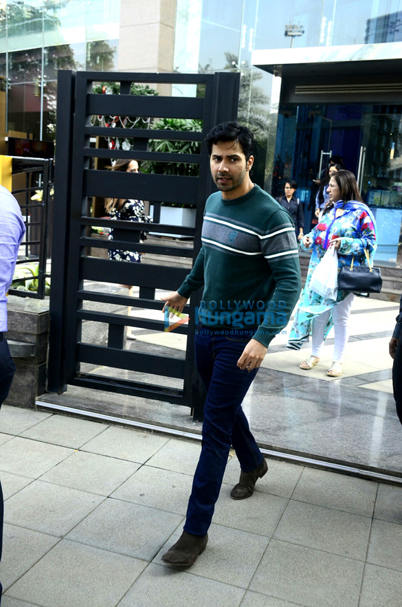 varun dhawan snapped with his family 7