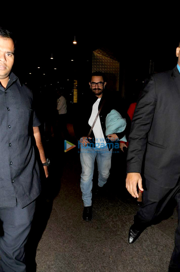 aamir khan returns from singapore 6