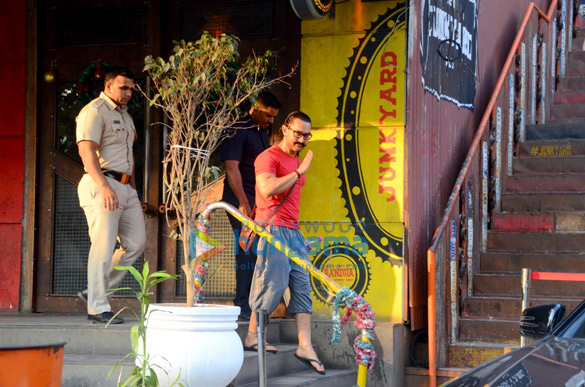 aamir khan spotted after a salon session in bandra 5