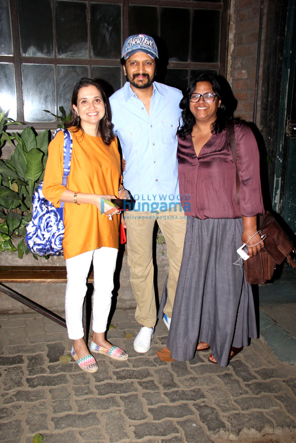 aftab shivdasani riteish deshmukh and anupama chopra spotted at pali village cafe 2