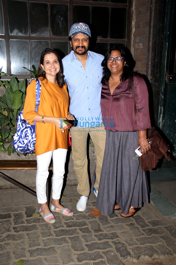 aftab shivdasani riteish deshmukh and anupama chopra spotted at pali village cafe 4