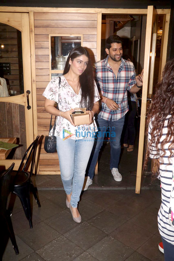aftab shivdasani and his wife snapped at the farmers cafe 2