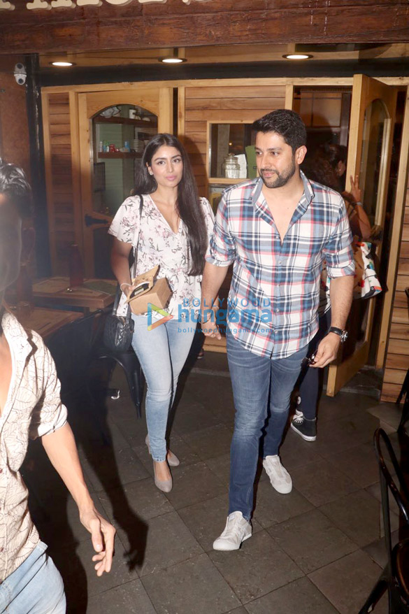 aftab shivdasani and his wife snapped at the farmers cafe 3