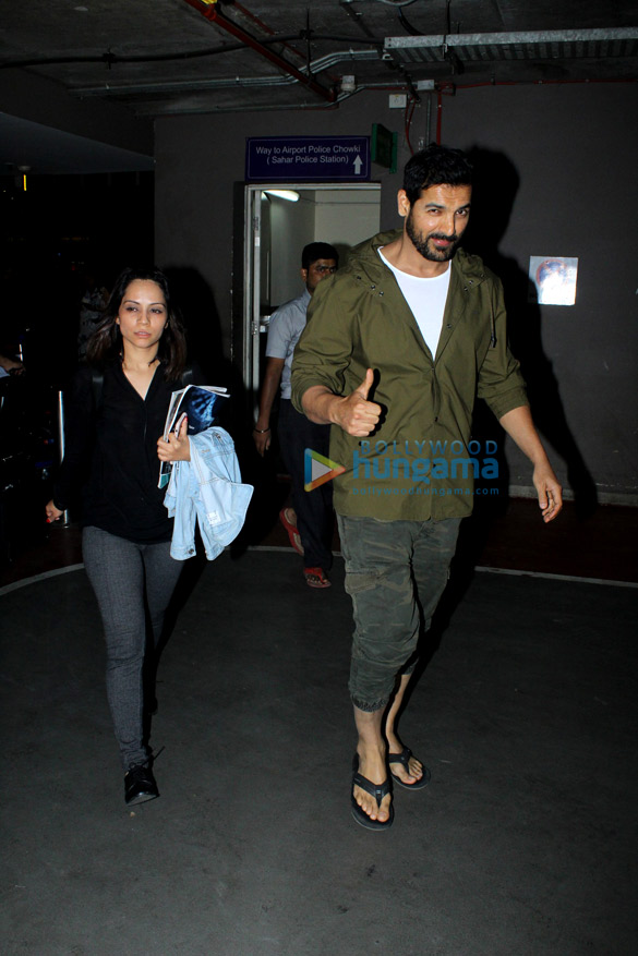 aishwarya rai bachchan and john abraham snapped at the airport 4