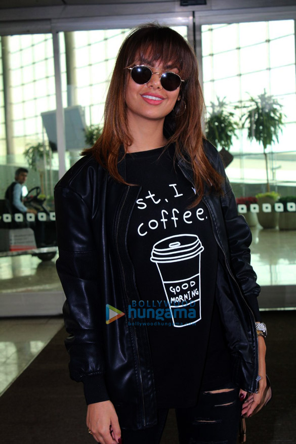 akshay kumar twinkle khanna esha gupta chiranjeevi and kriti sanon snapped at the airport 4