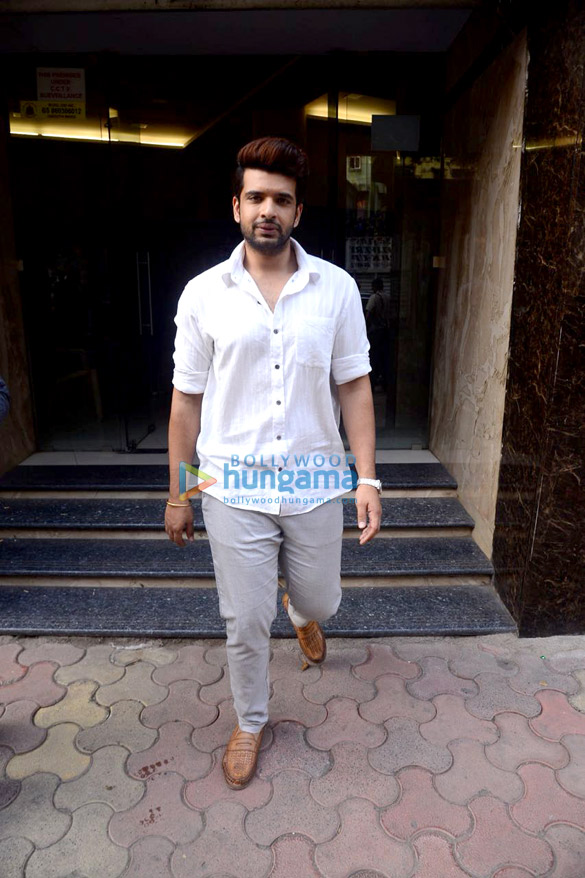 akshay kumar zareen khan and karan kundra snapped in juhu 1