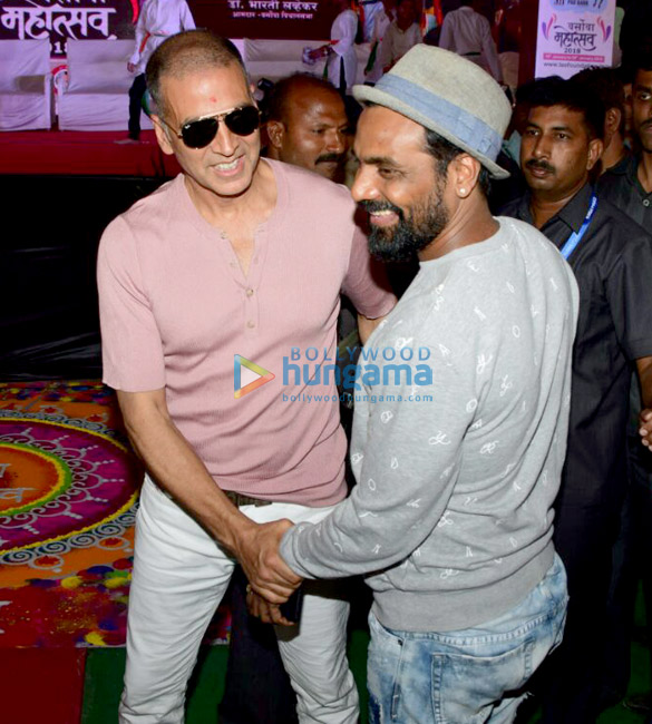 akshay kumar and remo dsouza snapped attending the versova festival 4