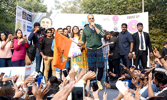 akshay kumar snapped promoting his film pad man at delhi university 1