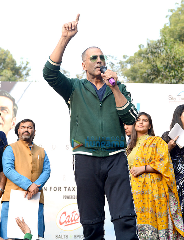 akshay kumar snapped promoting his film pad man at delhi university 2