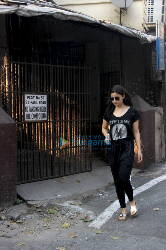 alia bhatt snapped in bandra 1 4