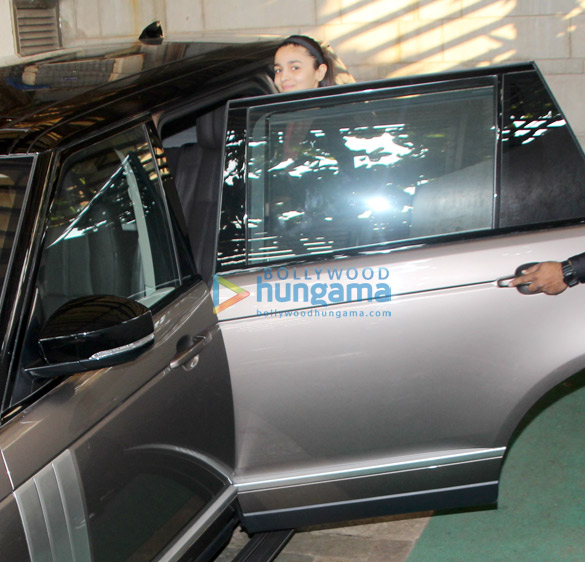 alia bhatt spotted at zoya akhtars house 4