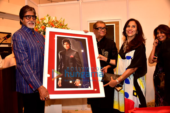 amitabh bachchan graces at dilip des art event 1
