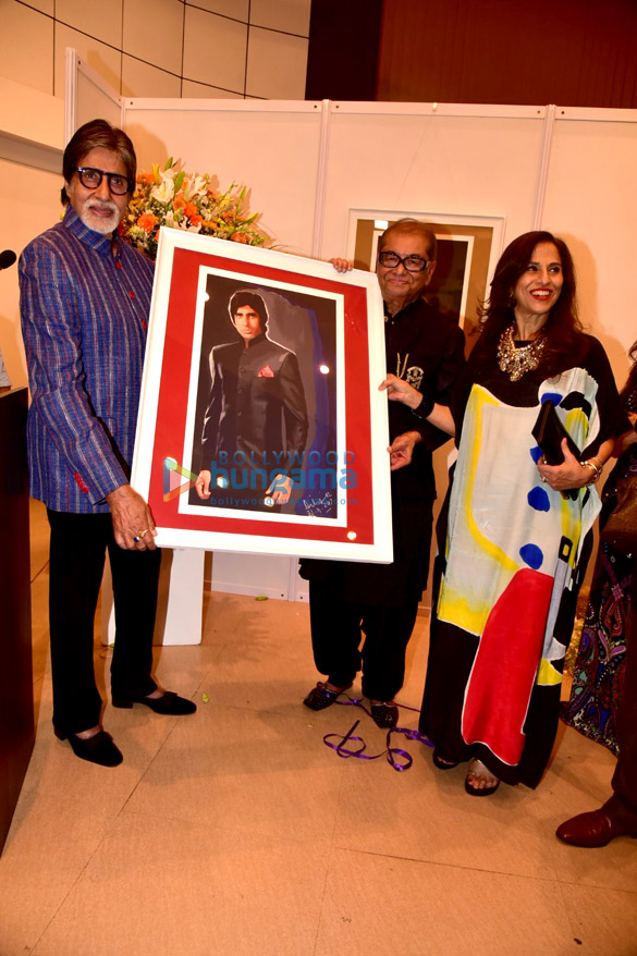 amitabh bachchan graces at dilip des art event 2