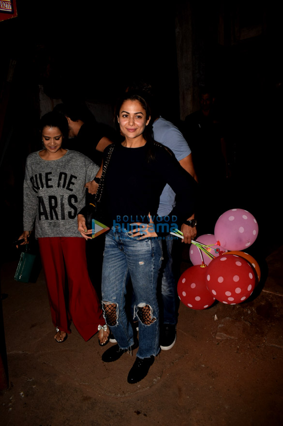amrita arora snapped with her husband in bandra 2
