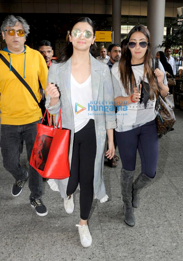 anil kapoor and alia bhatt snapped at the airport 001