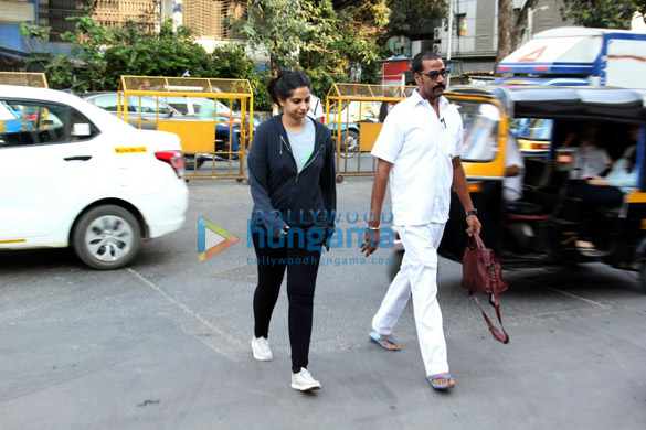 anil kapoor and rhea kapoor snapped in juhu 6