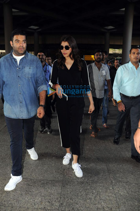 Anushka Sharma, Sonakshi Sinha and others snapped at the airport Anushka Sharma, Sonakshi Sinha and others snapped at the airport