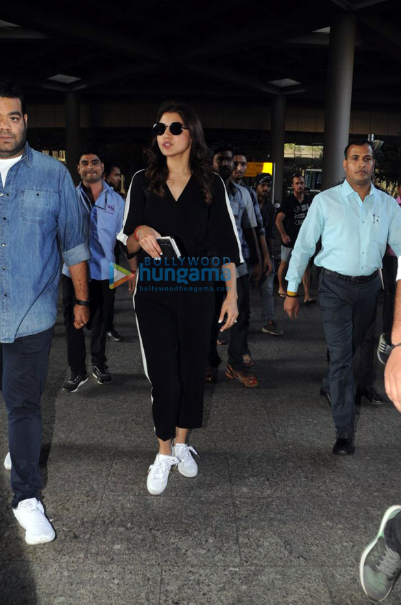 anushka sharma snapped at the airport 3 3