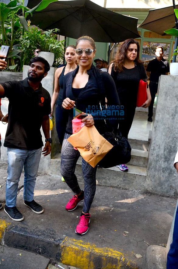bipasha basu and deanne panday spotted at kitchen garden in bandra 4