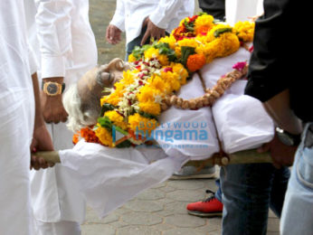 Celebs pay their final respect to Nikhil Dwivedi's father