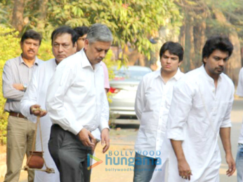Celebs pay their final respect to Nikhil Dwivedi's father