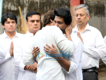Celebs pay their final respect to Nikhil Dwivedi's father