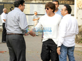 Celebs pay their final respect to Nikhil Dwivedi's father
