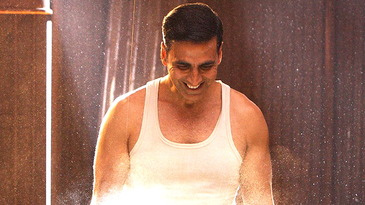 Check Out The Making Of Akshay Kumar’s ‘Saale Sapne’ Song From Padman Where He Learns How To Make A Sanitary Pad
