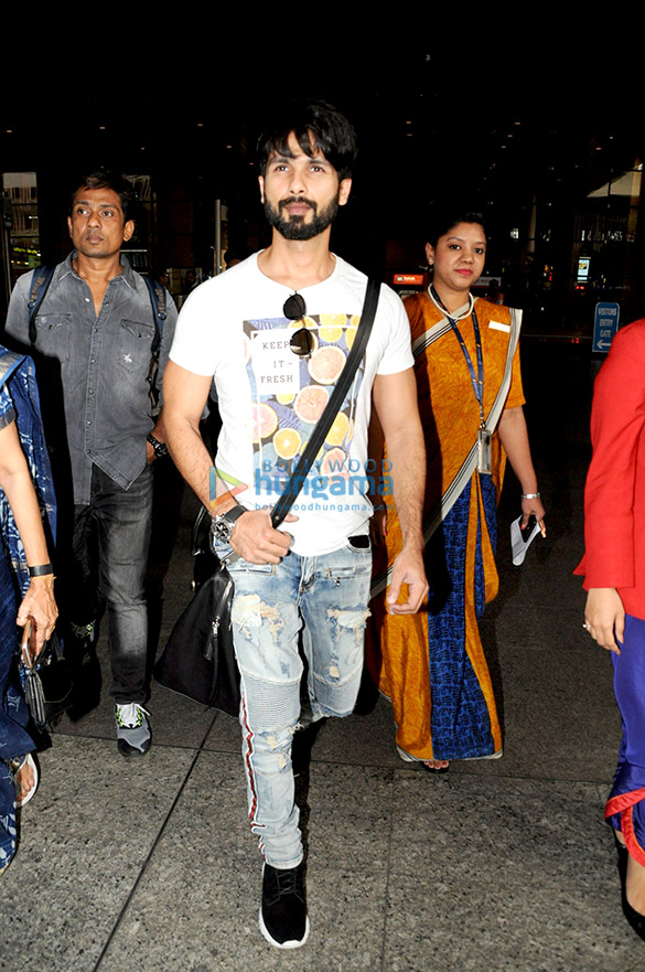 deepika padukone esha gupta and others snapped at the airport5