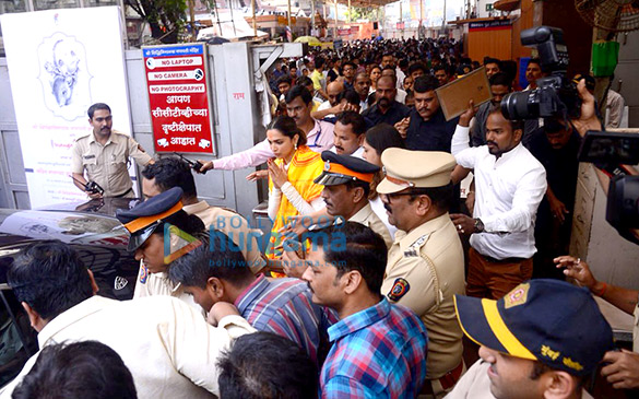 deepika padukone snapped visiting the siddhivinayak temple 1