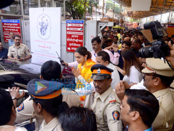 Deepika Padukone snapped visiting the Siddhivinayak temple